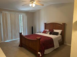 um quarto com uma cama e uma ventoinha de tecto em Lovely 1-Bedroom Townhome with Nice Amenities em Houston