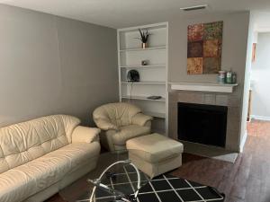 uma sala de estar com dois sofás e uma lareira em Lovely 1-Bedroom Townhome with Nice Amenities em Houston