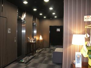 TV a/nebo společenská místnost v ubytování HOTEL LiVEMAX BUDGET Yokohama Tsurumi
