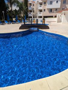 een groot zwembad met blauw water in een resort bij Pyla Village Resort D6 in Pyla