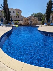 een groot zwembad met blauw water in een resort bij Pyla Village Resort D6 in Pyla