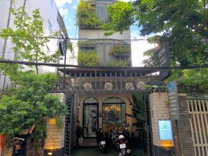 un edificio con una puerta delante de él en POTA Hotel & Apartment, en Da Nang