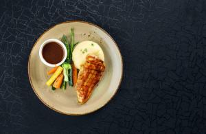 un plato de comida con pescado y verduras y una taza de café en Hyderabad Marriott Hotel & Convention Centre, en Hyderabad