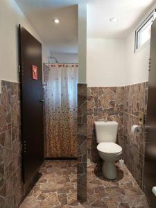 un bagno con wc e doccia di Cabaña del Sol con pileta exclusiva a San Rafael