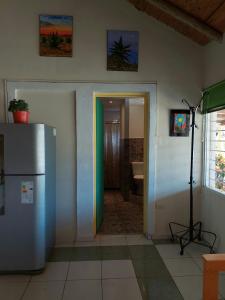 Camera con porta che conduce a una camera con frigorifero. di Cabaña del Sol con pileta exclusiva a San Rafael