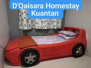 een bed gemaakt van een rode auto bij D'Qaisara Homestay Kuantan in Kampong Bugis