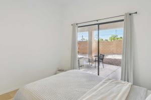 Giường trong phòng chung tại 1 Mi to Lake Airy Home with Patio in Lake Havasu!