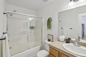 Phòng tắm tại 1 Mi to Lake Airy Home with Patio in Lake Havasu! +23 ảnh