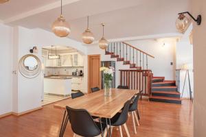 - une salle à manger et une cuisine avec une table et des chaises dans l'établissement Lux House with own parking in Skopje, à Skopje