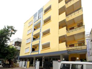 um edifício amarelo com uma carrinha estacionada em frente em Alpine Glow Sunrise Near Hyderabad Public School em Ameerpet