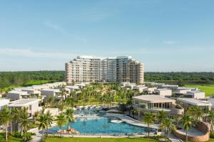 een luchtzicht op een resort met een zwembad en palmbomen bij IXORA Ho Tram By Fusion in Ho Tram