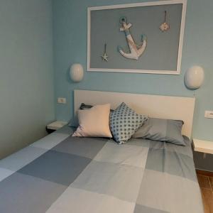 um quarto com uma cama com uma fotografia na parede em Mike's Rooms em Kobarid