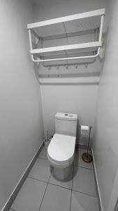 Bathroom sa Lily room near golf and banff costco newly renovated queen size bed Single bathroom sofa TV +6 photo