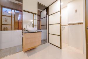 a bathroom with a sink and a shower at Pasadena Lodge in Pattaya Central