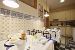 Kuchyň nebo kuchyňský kout v ubytování Málaga Lodge Guesthouse