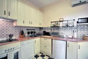 Kuchyň nebo kuchyňský kout v ubytování Málaga Lodge Guesthouse