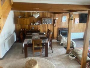 ein Esszimmer mit einem Tisch, Stühlen und einem Sofa in der Unterkunft HOSTAL AONKEN in Coihaique