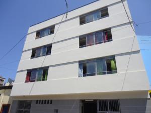 een wit gebouw met kleurrijke ramen bij Hotel Estación Central in Lima
