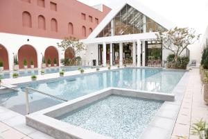una piscina frente a un edificio en Hotel Interburgo Exco, en Daegu