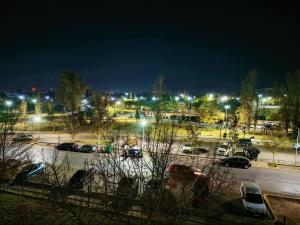 un estacionamiento por la noche con autos estacionados en un estacionamiento en Depto Los Toneles en Mendoza