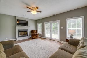 O zonă de relaxare la Huntsville Vacation Rental with Fire Pit