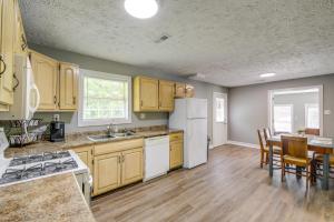 O bucătărie sau chicinetă la Huntsville Vacation Rental with Fire Pit