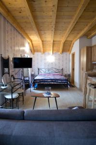 een woonkamer met een bed en een tafel bij Villa Ragusa Vecchia in Dubrovnik