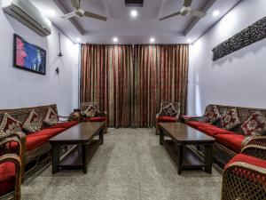una sala de espera con sofás y mesas en Hotel Dream Palace Laxmi Nagar, en Nueva Delhi