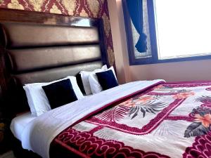 1 dormitorio con 1 cama grande con colcha en HANU VATIKA The FAMILY CHOICE, en Shimla