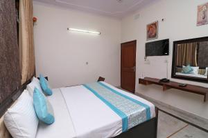 Tempat tidur dalam kamar di Collection O Hari Villa Near ISKCON Temple Noida