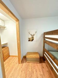 מיטה או מיטות קומותיים בחדר ב-Charming Waterfront Retreat