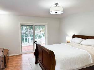 מיטה או מיטות בחדר ב-Charming Waterfront Retreat