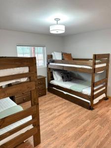מיטה או מיטות קומותיים בחדר ב-Charming Waterfront Retreat