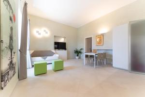 ein Wohnzimmer mit einem Sofa und einem Tisch in der Unterkunft 42° parallelo in Termoli
