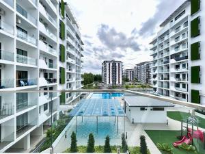 an apartment building with a swimming pool in the middle at Jeff & Ricky Homestay 81@P Residence(Huge corner) in Kampong Sandong