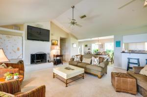 un salon avec un canapé et une table dans l'établissement Lakefront Livingston Vacation Rental with Boat Dock!, à Livingston