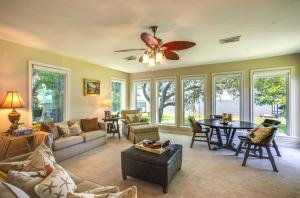 - un salon avec un ventilateur de plafond et une table dans l'établissement Lakefront Livingston Vacation Rental with Boat Dock!, à Livingston