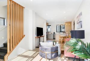 een woonkamer met een bank en een tv bij Your home away from home located near Auckland CBD in Auckland