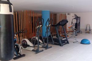 um ginásio com várias bicicletas de exercício e bolas de exercício em Apartamento con maravillosa vista al río Fonce em San Gil