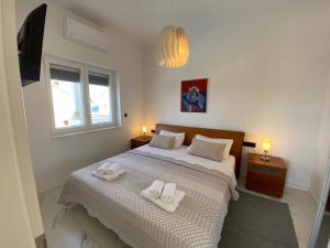 um quarto com uma cama com duas toalhas em Ana em Preko