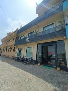 um edifício com motos estacionadas em frente em Hotel Dream Orchid em Pushkar