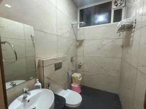 uma casa de banho com um lavatório e um WC em Hotel Dream Orchid em Pushkar