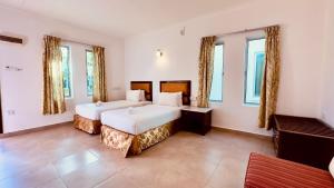 um quarto de hotel com duas camas e um piano em TC Garden Resort em Kuah