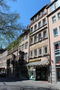 um edifício ao lado de uma rua em Hotel Am Josephsplatz em Nurembergue