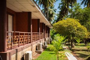 un portico di una casa con piante e alberi di Ibex River Resort, Pollachi a Coimbatore