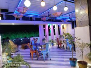um pátio com mesas, cadeiras e luzes em Hotel Dream Orchid em Pushkar