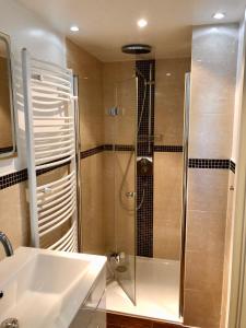 La salle de bains est pourvue d'une douche, d'un lavabo et de toilettes. dans l'établissement Apartment TinyHouse mit Pool, Outdoor Whirlpool und Garten, à Petershagen