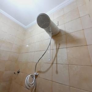 uma casa de banho com um chuveiro e uma ventoinha. em APTO - 1,3 km da AFONSO PENA - 3 quartos com ar condicionado em Campo Grande