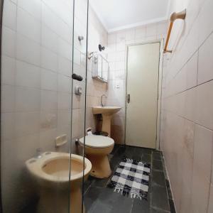 a bathroom with a toilet and a sink at APTO - 1,3 km da AFONSO PENA - 3 quartos com ar condicionado in Campo Grande
