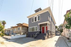 una casa con una puerta roja en una calle en Modern Apt near all conveniences en Oakland